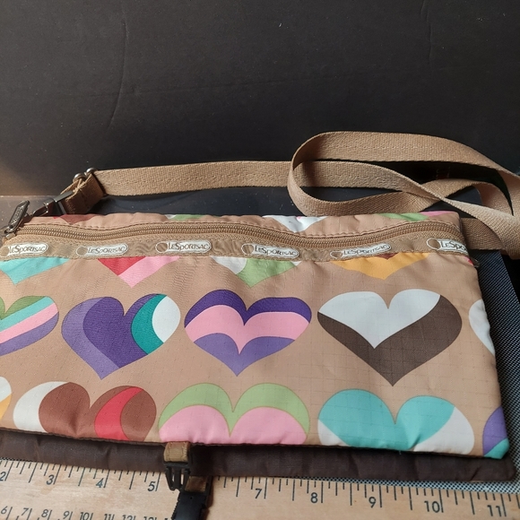 Lesportsak vacation purse colorful hearts6 holds everything unbuckles - Picture 4 of 4